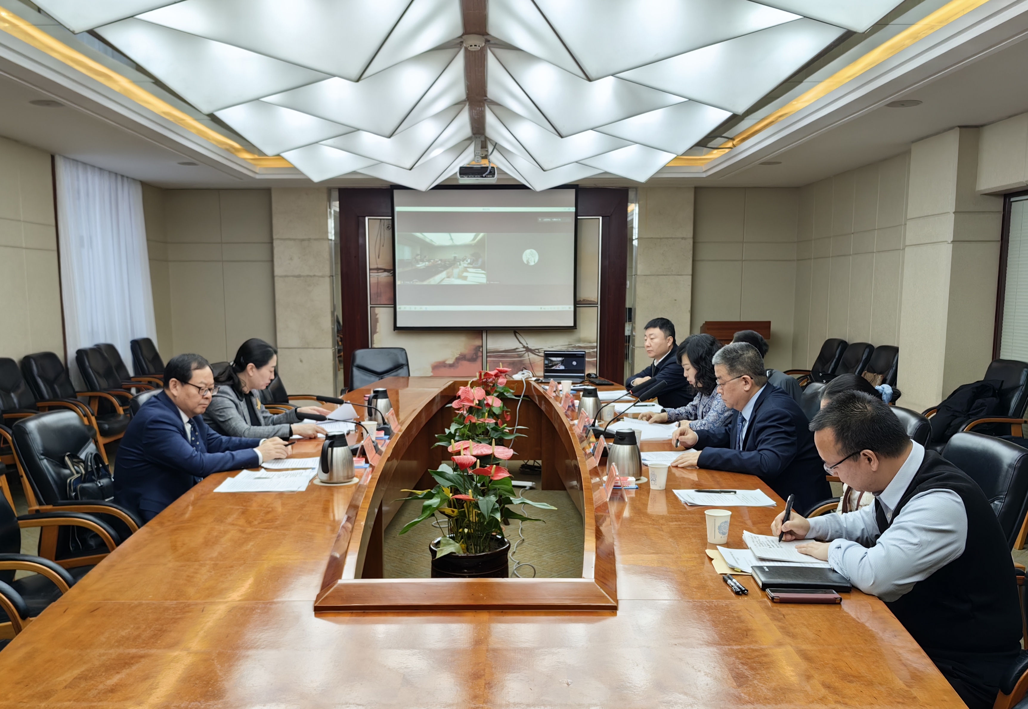 民建新疆区委会召开领导班子“凝心铸魂强根基、团结奋进新征程”主题教育专题民主生活会