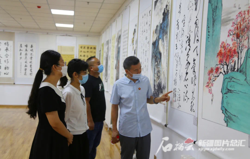 8月3日，自治区党委统战部与各民主党派新疆区委会联合举办“喜迎二十大、永远跟党走”主题书法绘画摄影作品展。 自治区党委统战部供图