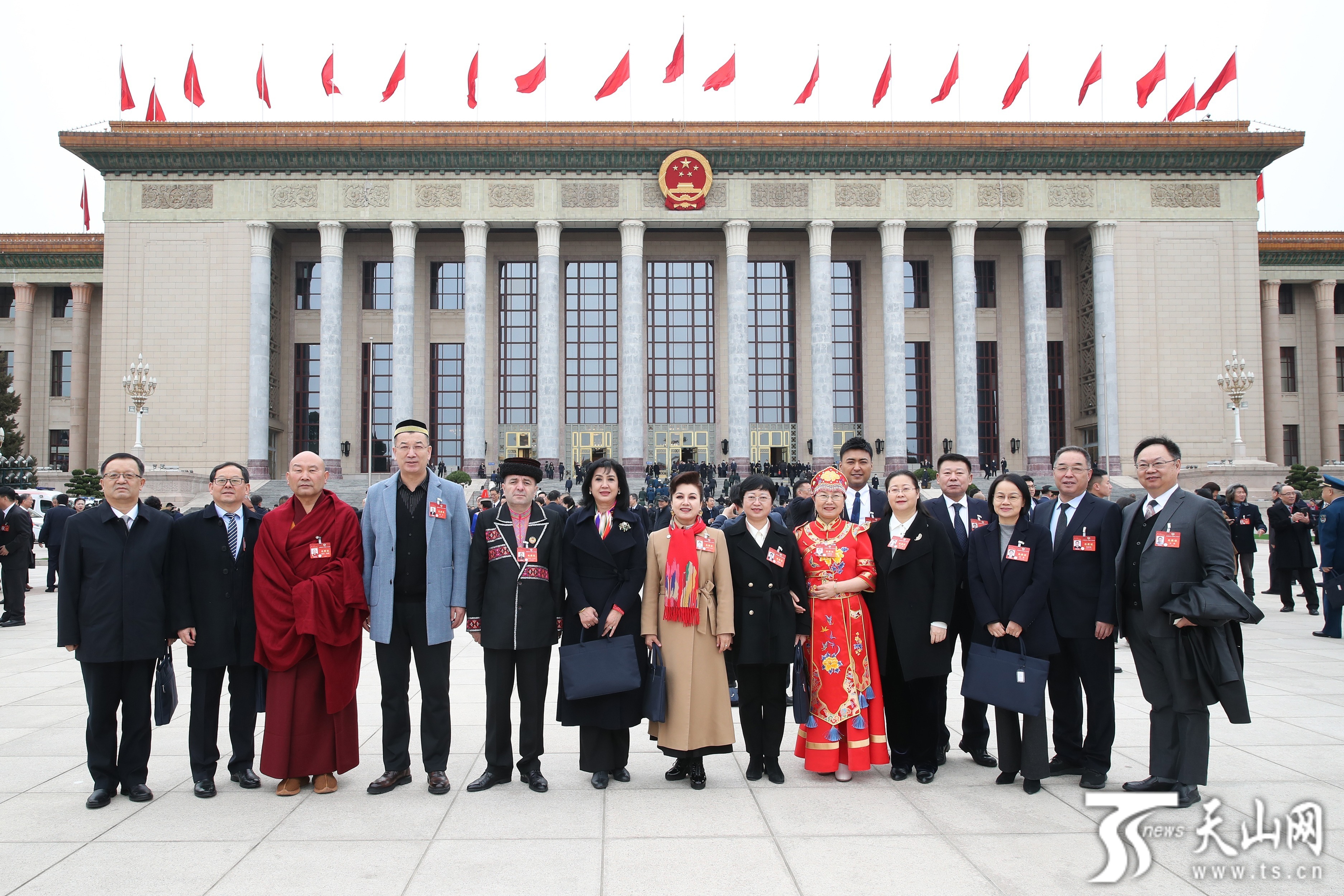 部分住疆全国政协委员在北京人民大会堂前合影