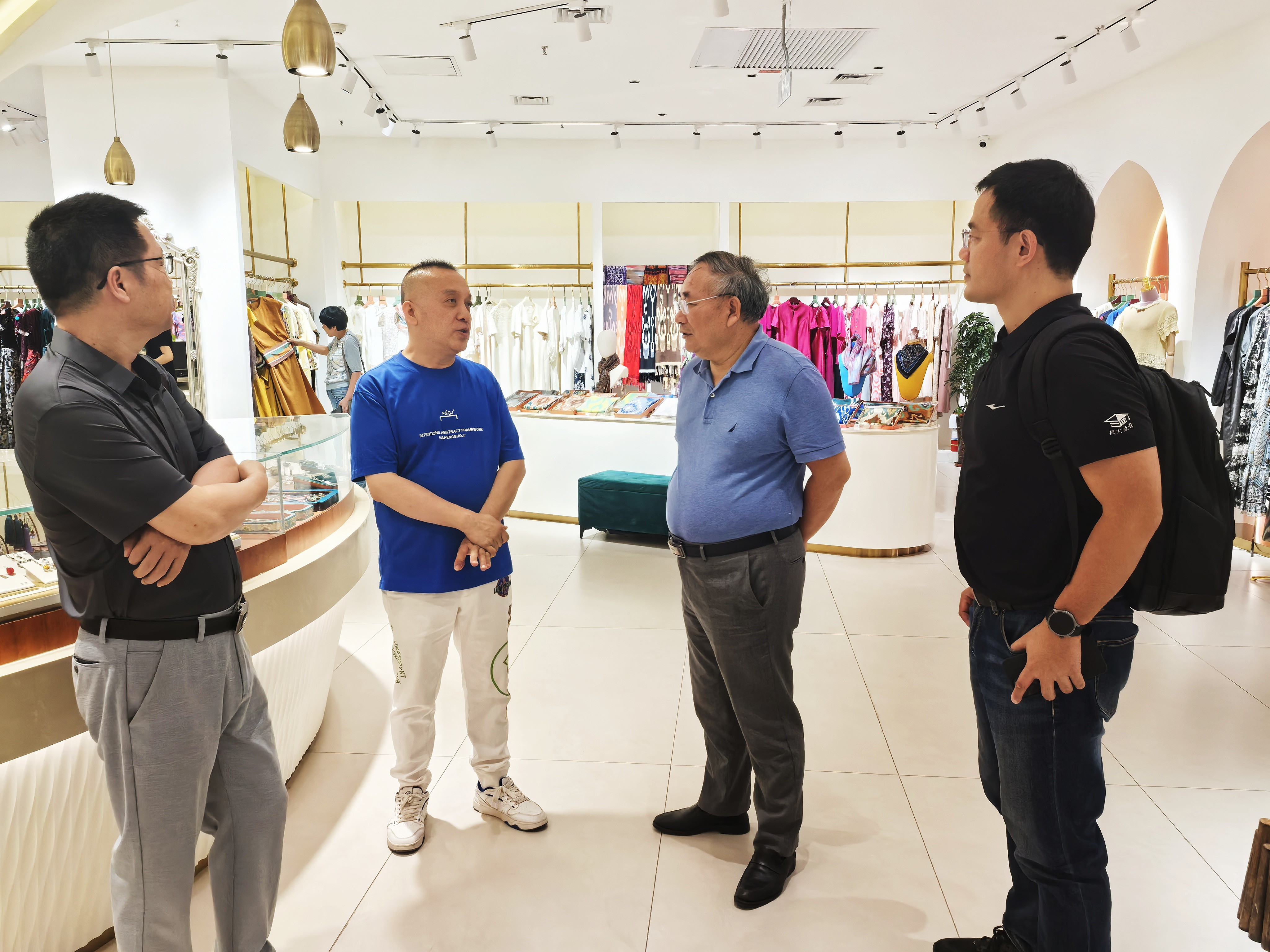 8月26日至27日，民建新疆区委会副主委苟彦忠陪同福州大学民建经济研究院院长、二级教授周小亮一行开展 “边境自贸区与边疆民族经济文化高质量发展研究”课题调研。