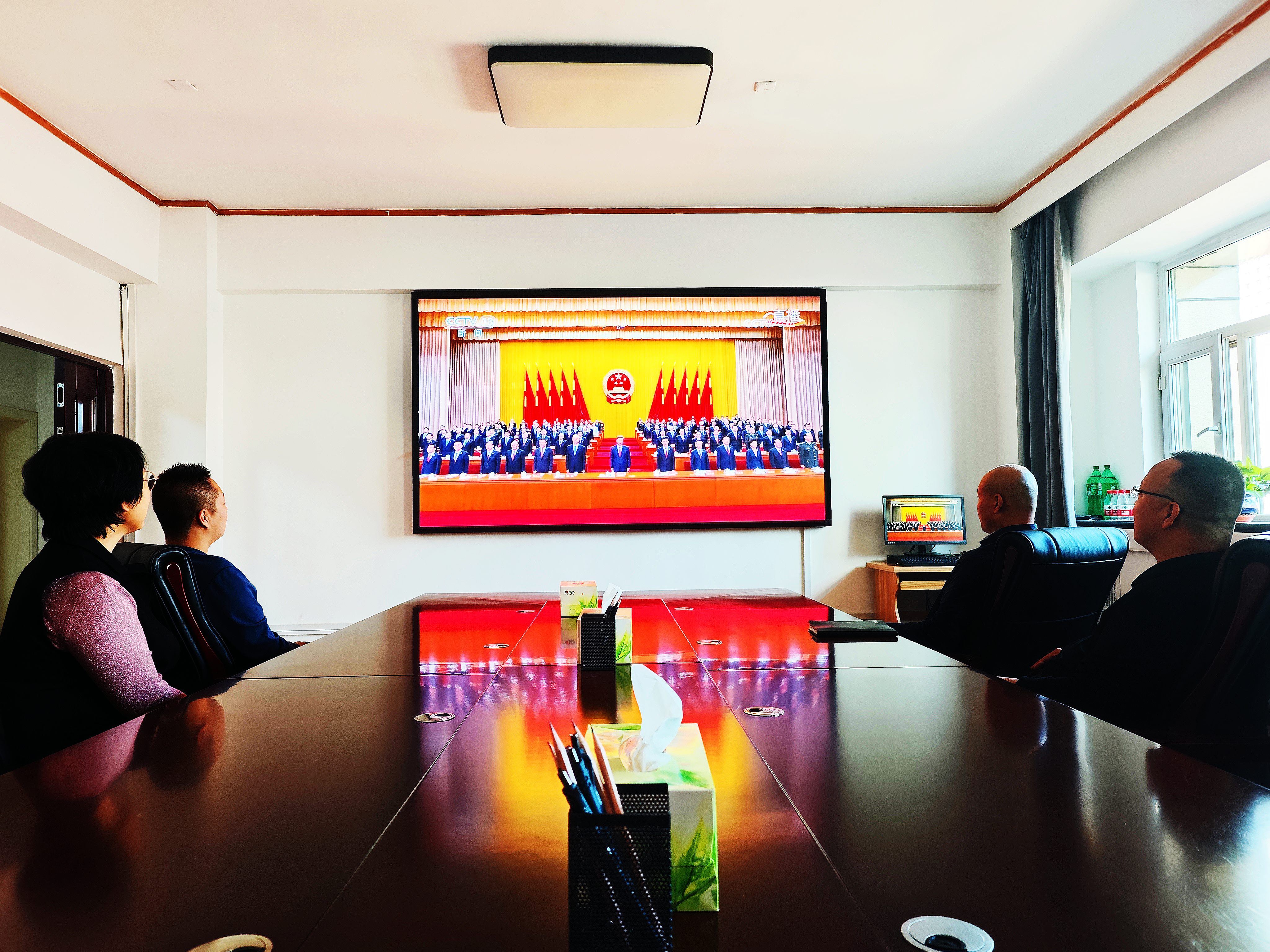 9月26日，民建新疆区委会机关全体干部收听收看新疆维吾尔自治区成立70周年庆祝大会实况。